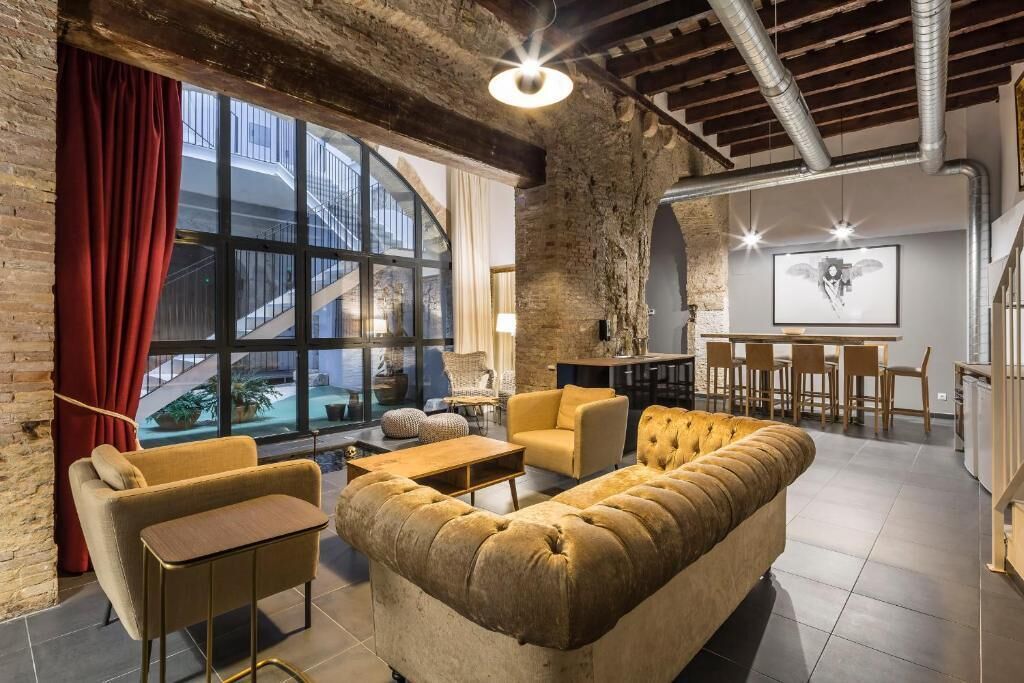 Family Apartment, City View | Living area | Smart TV