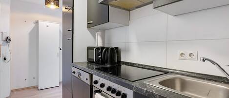 Fridge, oven, stovetop, dishwasher