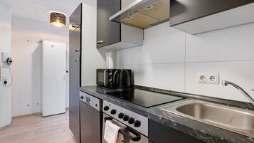 Réfrigérateur, four, plaque de cuisson, lave-vaisselle