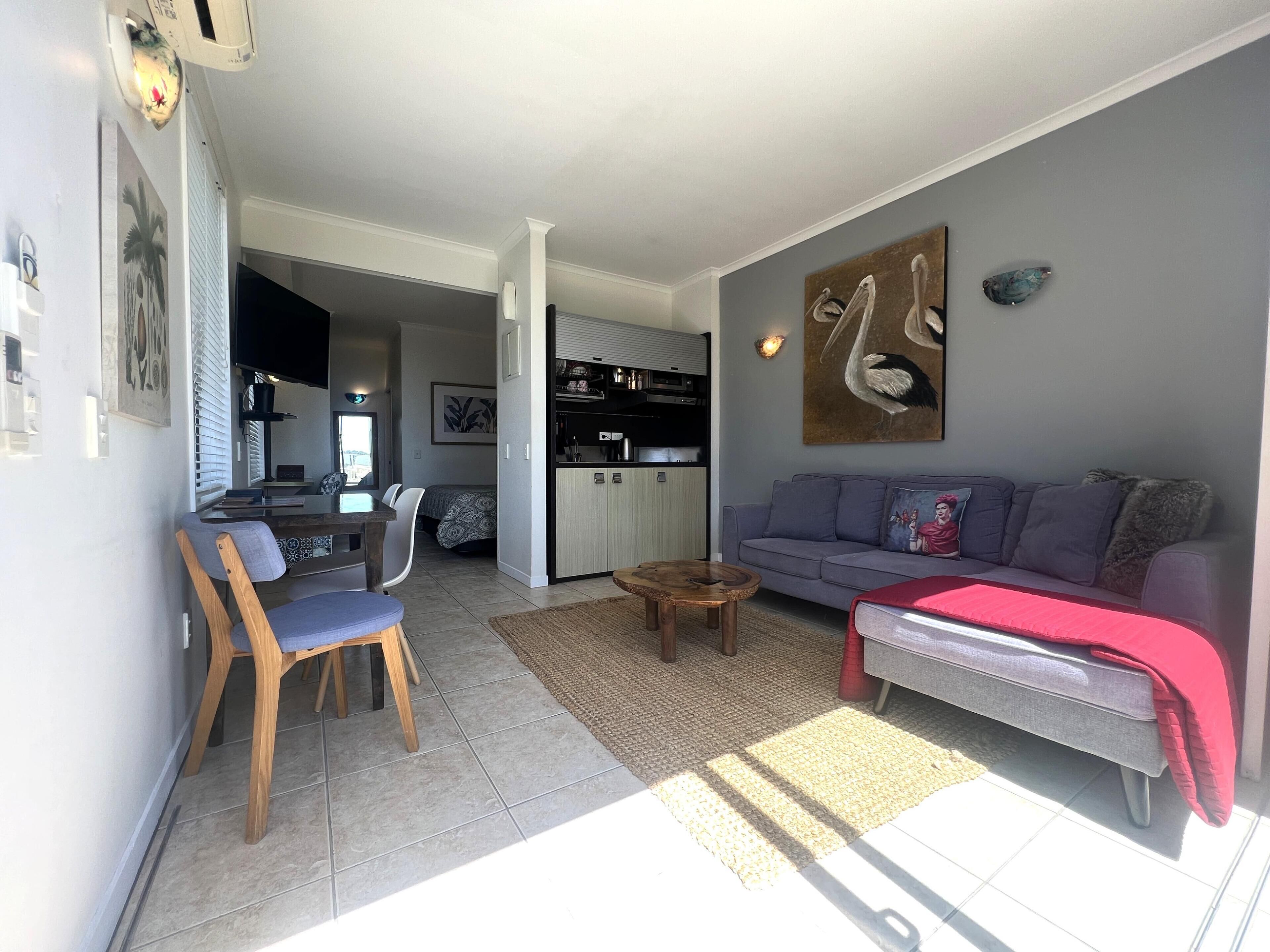 Villa Aqua At Palm Beach - Villa Aqua Is A Peaceful Palm Beach Retreat Offering Ocean Views, A Super-king Bed, And A Bright Open-plan Living Space With Full Kitchenette And Private Terrace. Enjoy Resort Facilities Including A Restaurant, Bar, And Swi - Waiheke Island