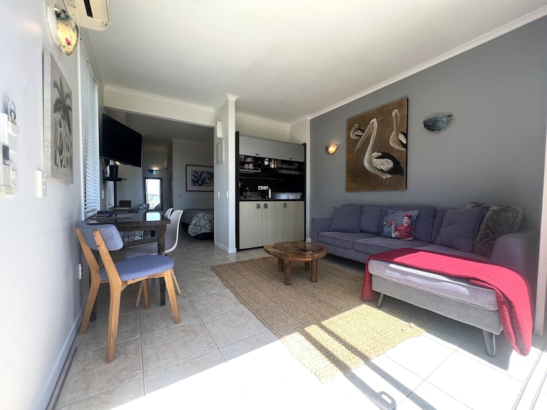 Villa Aqua At Palm Beach - Villa Aqua Is A Peaceful Palm Beach Retreat Offering Ocean Views, A Super-king Bed, And A Bright Open-plan Living Space With Full Kitchenette And Private Terrace. Enjoy Resort Facilities Including A Restaurant, Bar, And Swi - Waiheke Island