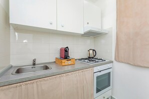 Réfrigérateur, four, plaque de cuisson, cafetière/bouilloire