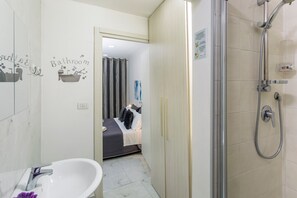 Dusche, Haartrockner, Handtücher