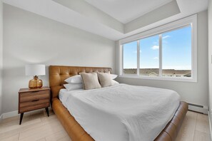 3 bedrooms, desk, iron/ironing board, free WiFi - Lockwood Retreat w Wifi, Patio, UG Parking (Chestermere)