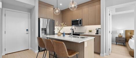 Kühlschrank, Mikrowelle, Ofen, Herdplatte