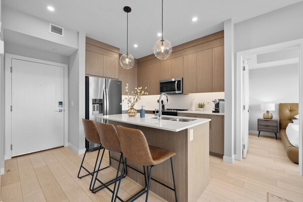 Kühlschrank, Mikrowelle, Ofen, Herdplatte