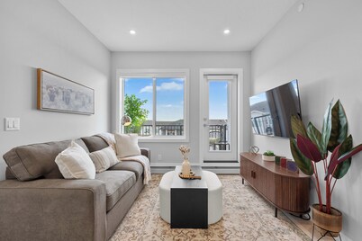 Lockwood Retreat w Wifi, Patio, UG Parking