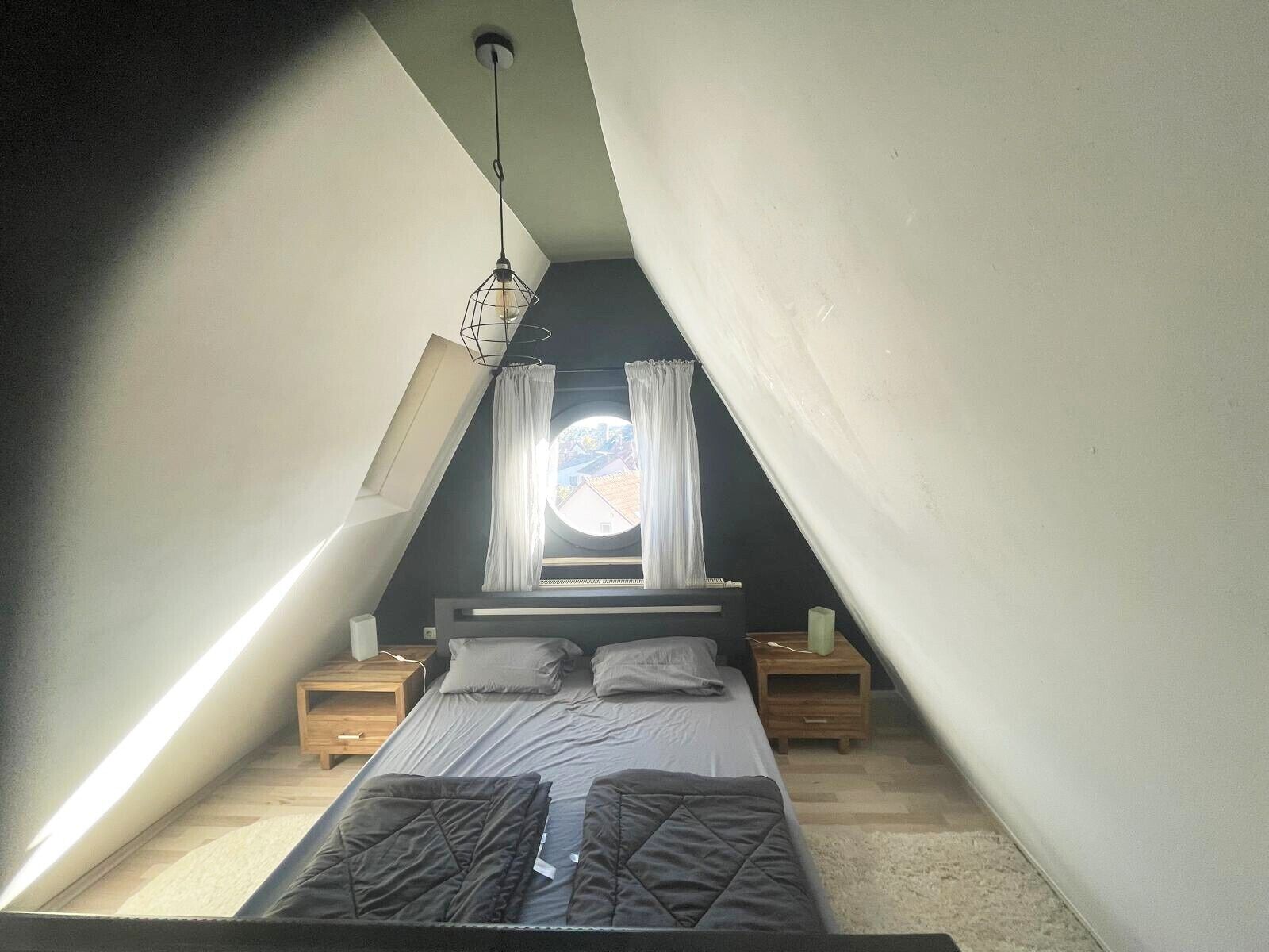 مكتب وواي فاي وملاءات أسرّة