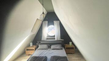 Een bureau, wifi, beddengoed