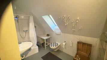 Een douche, gratis toiletartikelen, een haardroger, handdoeken