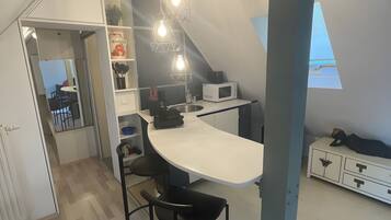 Frigorífico, microondas, placa de cocina y cafetera o tetera