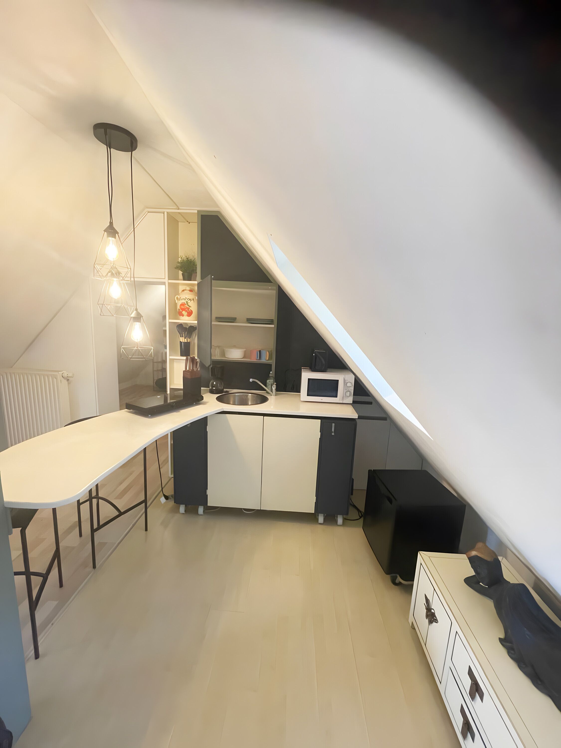 Refrigerador, microondas, parrilla de estufa y cafetera y tetera 