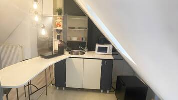 KylskÄp, mikrovÄgsugn, spishÀll och kaffe- och tebryggare