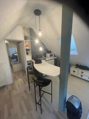 Kühlschrank, Mikrowelle, Herdplatte, Wasserkocher mit Kaffee-/Teezubehör