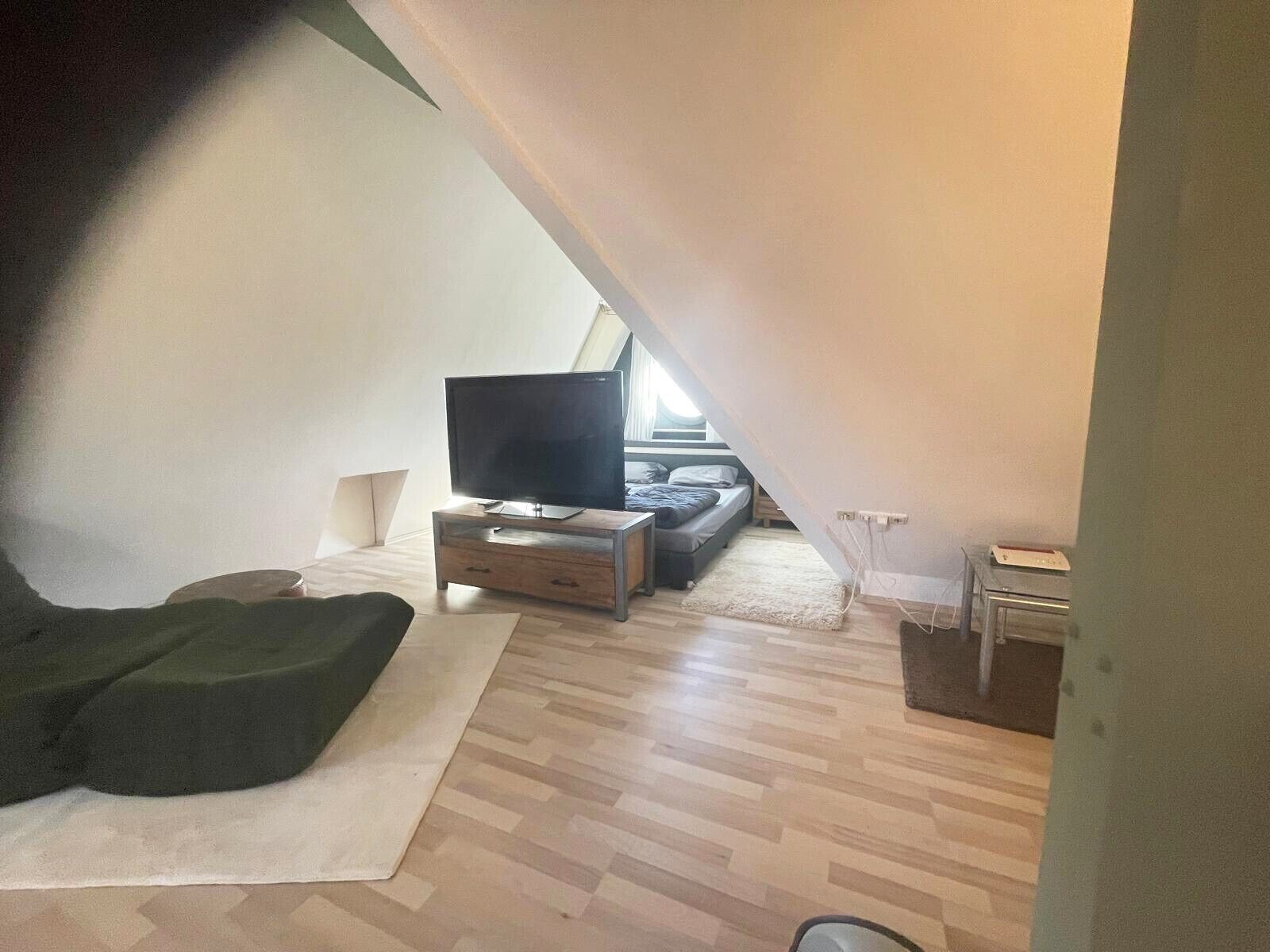 Escriptori, wifi i roba de llit 