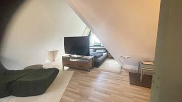 Een bureau, wifi, beddengoed