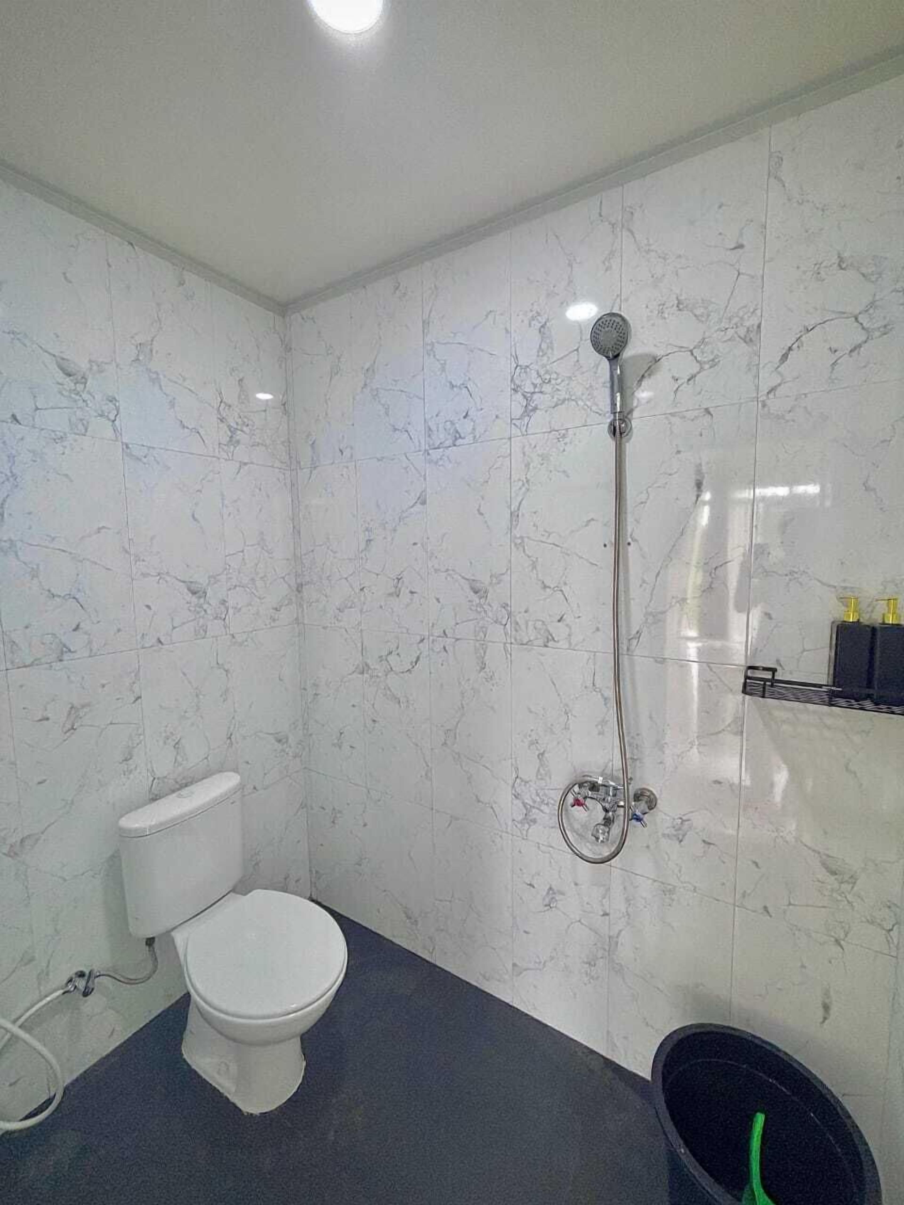 Family Cabin, 1 Bedroom, Private Pool, Mountain View | Bathroom | Shower, free toiletries, towels, soap