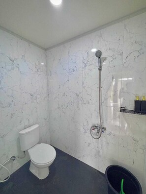A bathroom with a toilet, a shower, and a sink. - Diiza Glamping Tawangmangu (Tawangmangu)