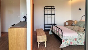 A compact room with a bunk bed, a small desk, and a bench. - Bungalows da Travanca (Arcos de Valdevez)