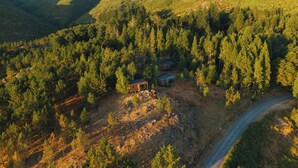 A remote cabin surrounded by dense forest and hills. - Bungalows da Travanca (Arcos de Valdevez)