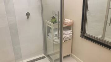 SĂšche-cheveux, serviettes fournies, savon, papier toilette