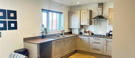 Frigorífico, microondas, horno y placa de cocina