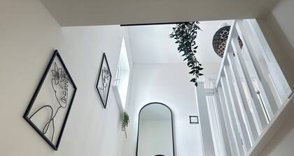 4 Bed House - Sleeps 8 - Pets - Parking - Wifi