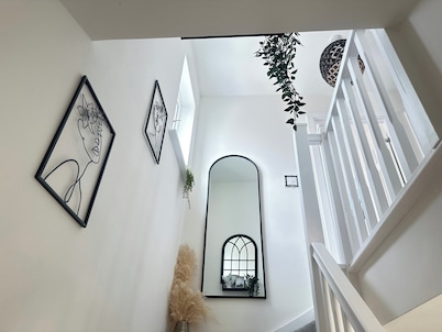 4 Bed House - Sleeps 7 - Pets - Parking - Wifi
