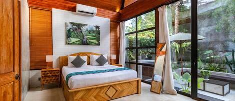 Työpöytä, silitysrauta/-lauta, Wi-Fi, vuodevaatteet