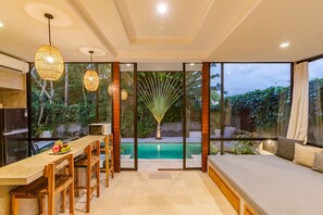 Skrivebord, strykejern/-brett, wi-fi (inkludert) og sengetøy