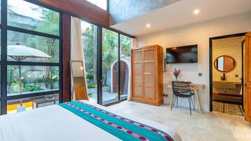 Escritorio, tabla de planchar con plancha, wifi gratis y ropa de cama