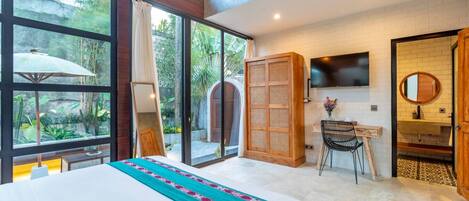 Een bureau, een strijkplank/strijkijzer, wifi, beddengoed