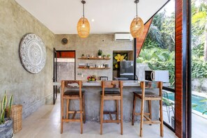 Kjøleskap, mikrobølgeovn, kokeplater og kaffetrakter/tekoker