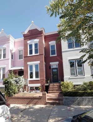 Exterior - Parkside Living - Steps from Lincoln and Stanton Park! (Washington)