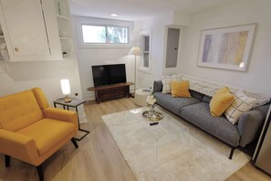 TV, offices - Parkside Living - Steps from Lincoln and Stanton Park! (Washington)