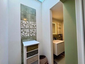 Apartment | Bathroom | Hair dryer, towels, soap, shampoo - Spacious Rome Loft in Aventine Area (Rome)