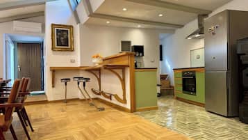 Apartamento | Cozinha privada | Cadeirão de bebê, produtos de limpeza