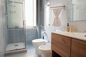 Bruser, hårtørrer, bidet, håndklæder