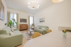 Comfort-huoneisto, parveke, kaupunkinäköala | Oleskelualue