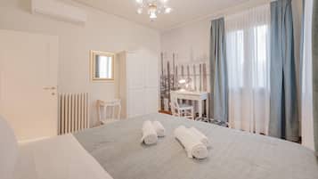 Leilighet – comfort, balkong, byutsikt | Skrivebord, strykejern/-brett og wi-fi (inkludert)