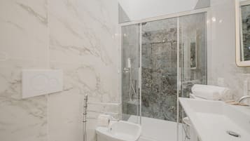 Leilighet – comfort, balkong, byutsikt | Bad | Kombinert dusj/badekar, hårføner, håndklær og såpe