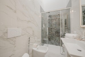 Comfort-huoneisto, parveke, kaupunkinäköala | Kylpyhuone | Suihkun ja ammeen yhdistelmä, hiustenkuivaaja, pyyhkeet, saippua