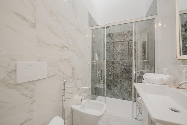 Comfort-Apartment, Balkon, Stadtblick | Badezimmer