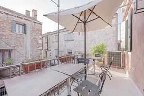 Comfort-huoneisto, parveke, kaupunkinäköala | Terassi/patio