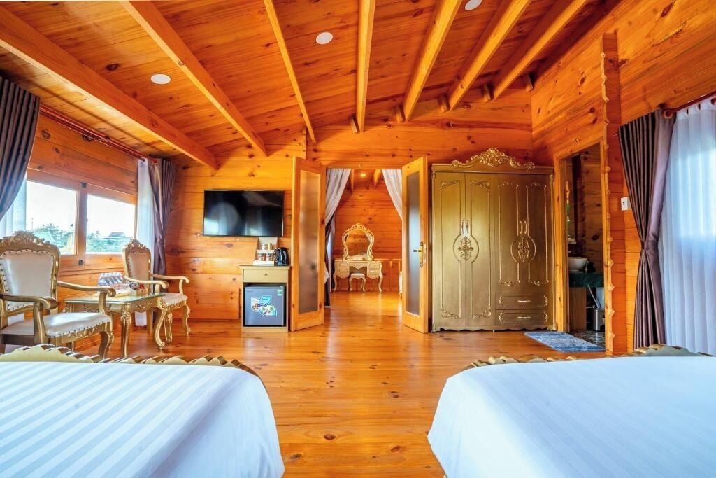 Perhehuone | Työpöytä, pimennysverhot, äänieristys, silitysrauta/-lauta