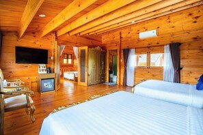 Familieværelse | Skrivebord, mørklægningsgardiner, lydisolering, strygejern/strygebræt