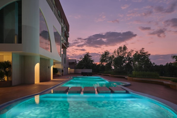 Outdoor pool - Phetara Hotel Mahachai by PCL (Samut Sakhon)