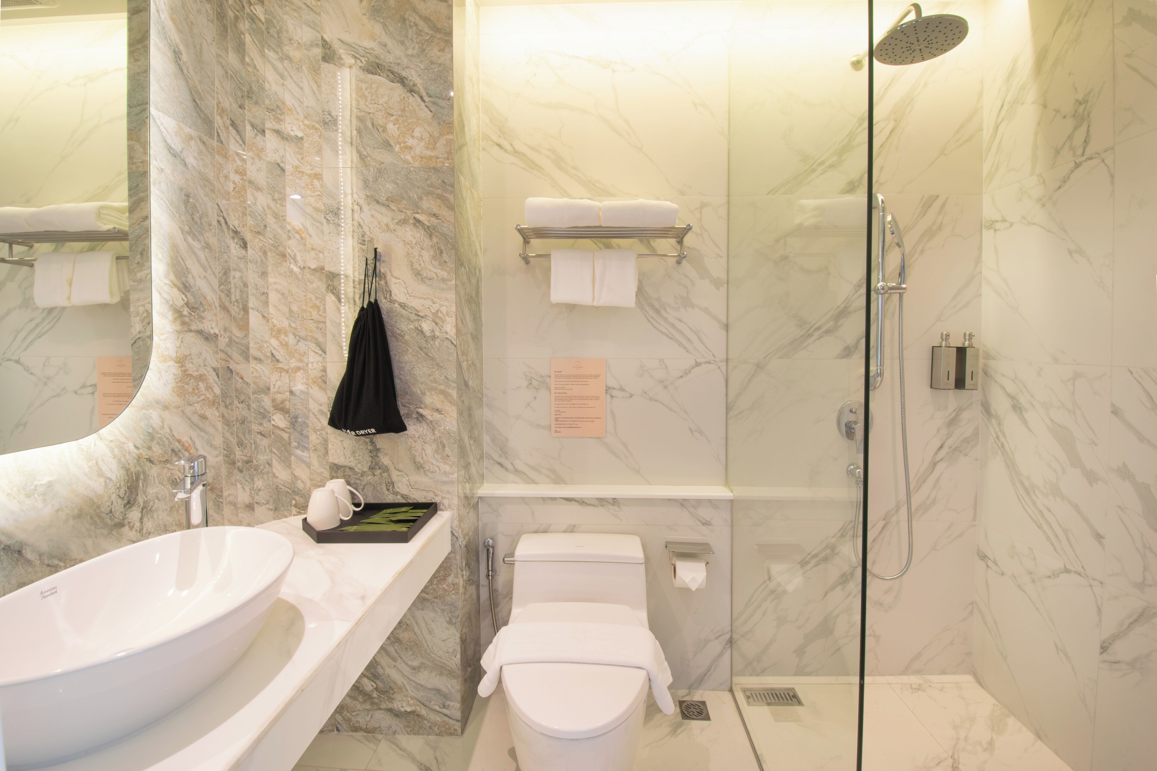 Ein modernes Badezimmer mit einem großen Waschbecken, Toilette und Dusche.