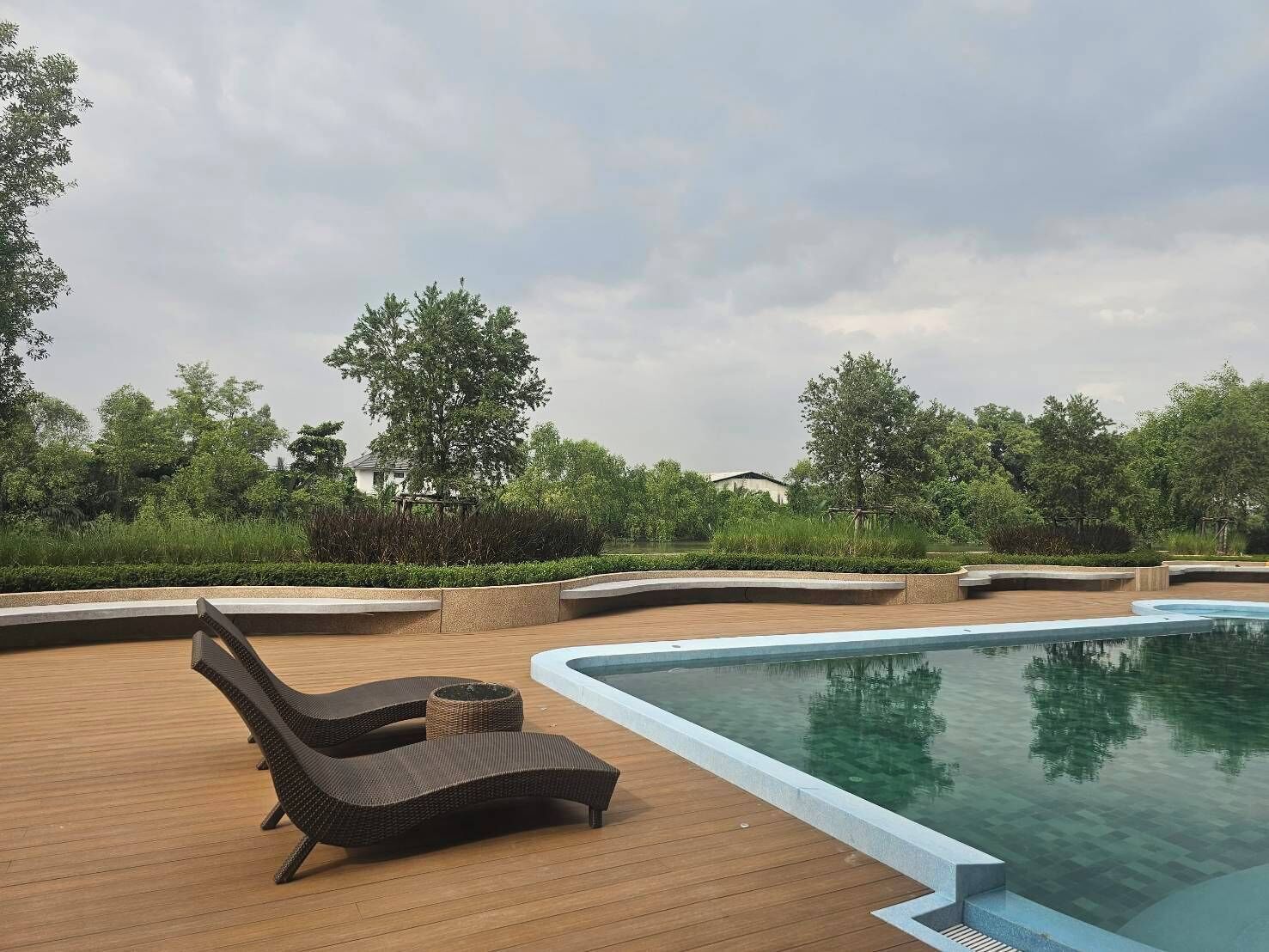 สระว่ายน้ำกลางแจ้ง