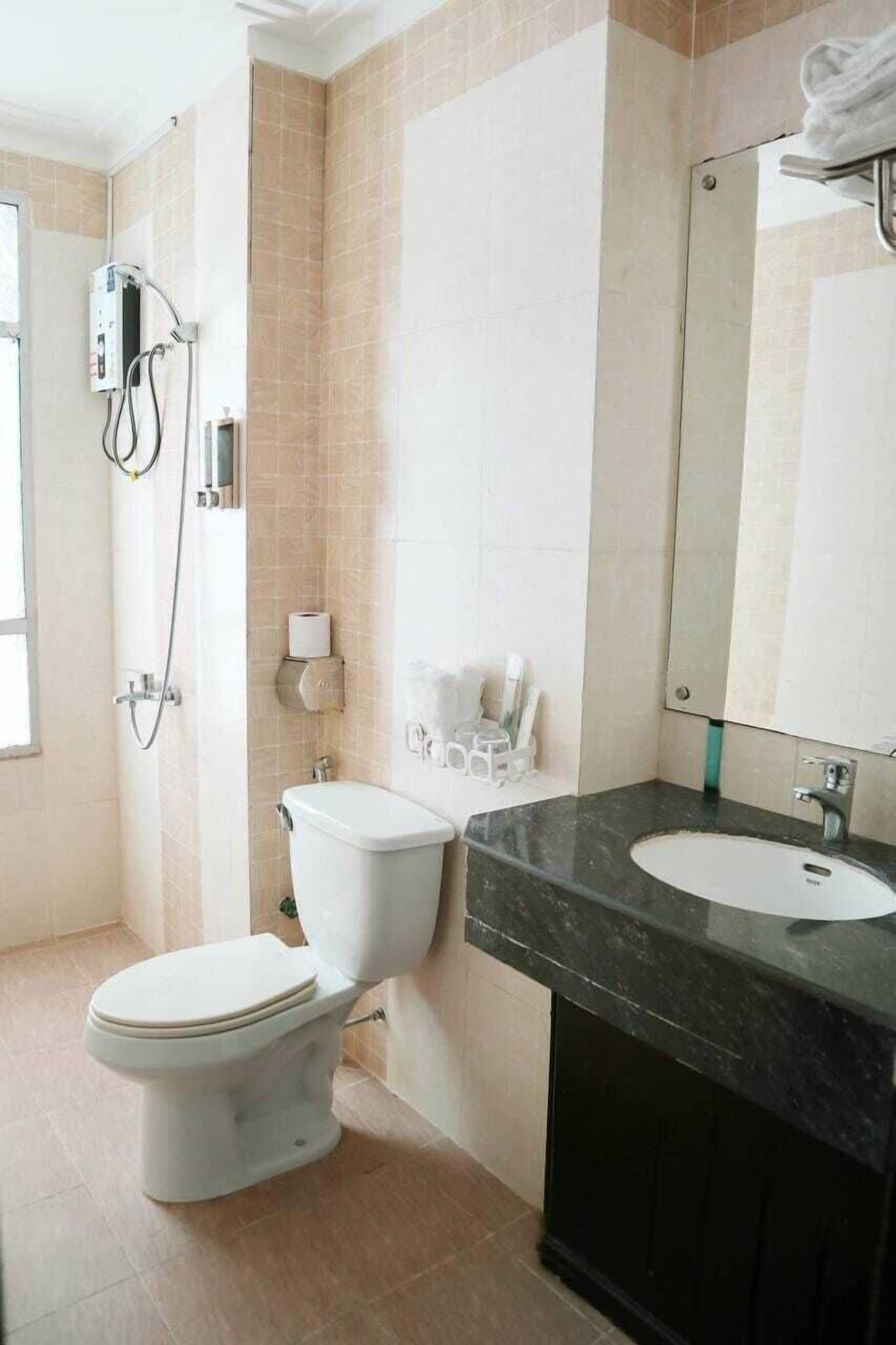 Douche, serviettes fournies, savon, shampoing